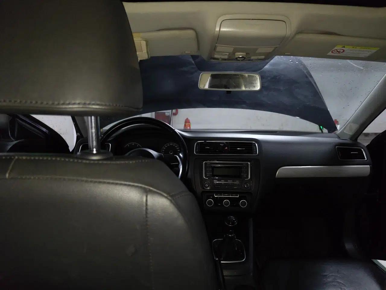 Volkswagen Sagitar 2014 1.6L Manual Comfort Model — миниатюра 18