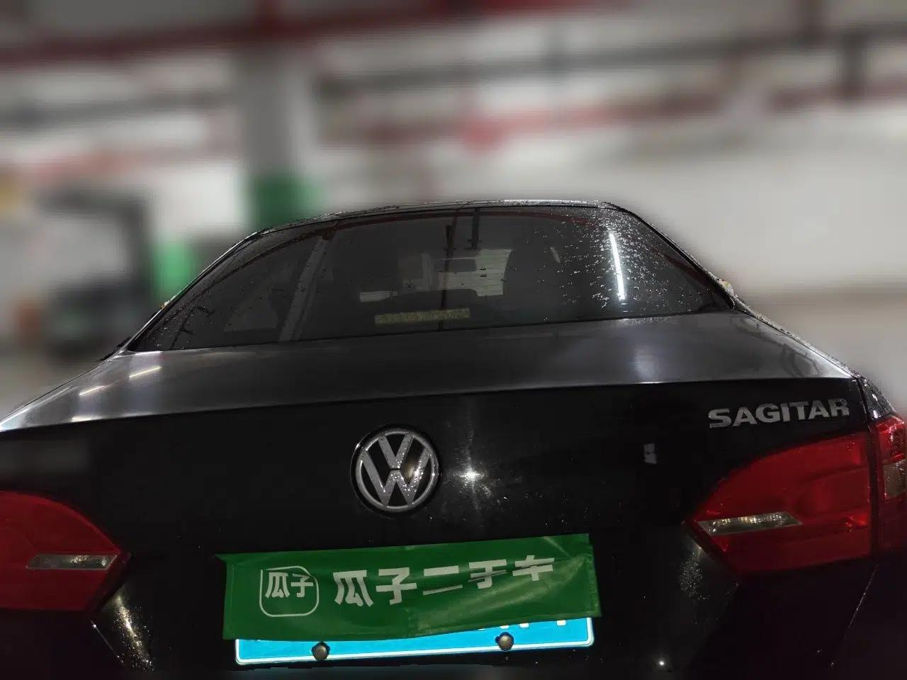 Volkswagen Sagitar 2014 1.6L Manual Comfort Model — миниатюра 5