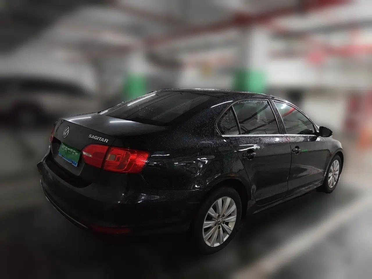 Volkswagen Sagitar 2014 1.6L Manual Comfort Model — миниатюра 6