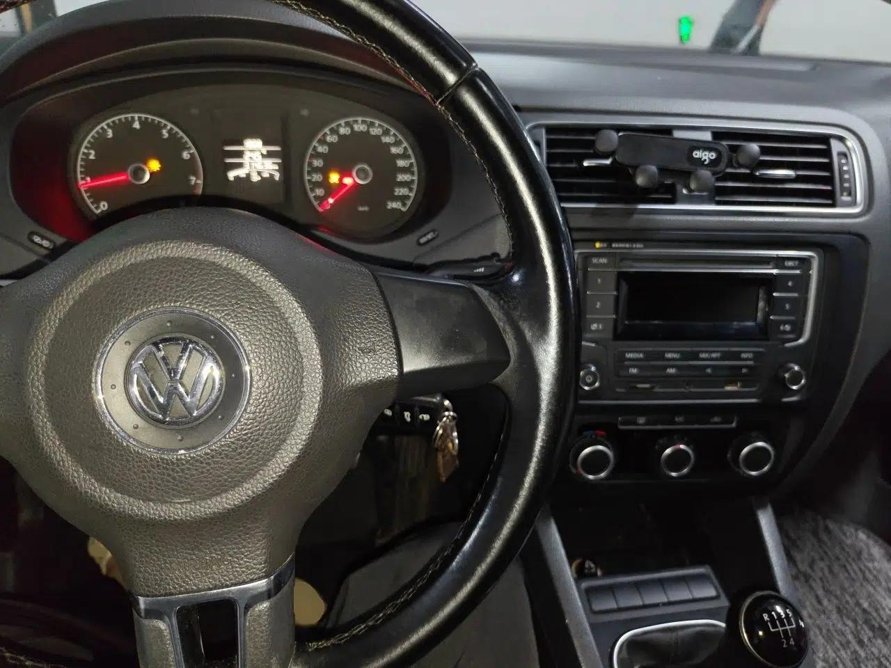 Volkswagen Sagitar 2014 1.6L Manual Comfort Model — миниатюра 9