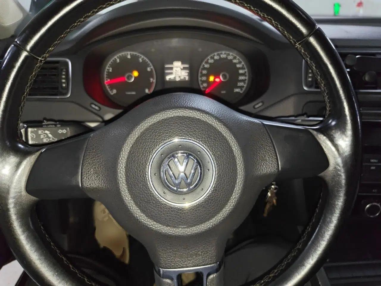 Volkswagen Sagitar 2014 1.6L Manual Comfort Model — миниатюра 10
