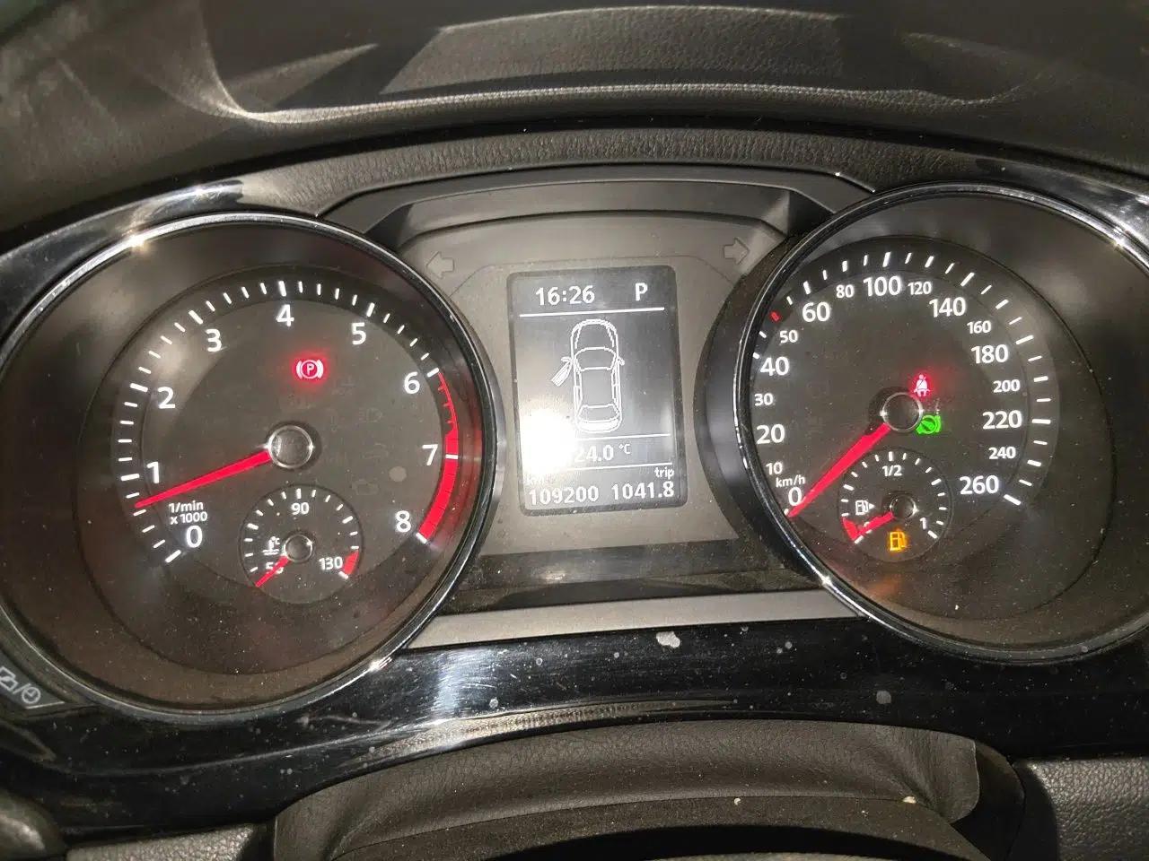 Volkswagen Sagitar 2017 180TSI Automatic Leading Model — миниатюра 11