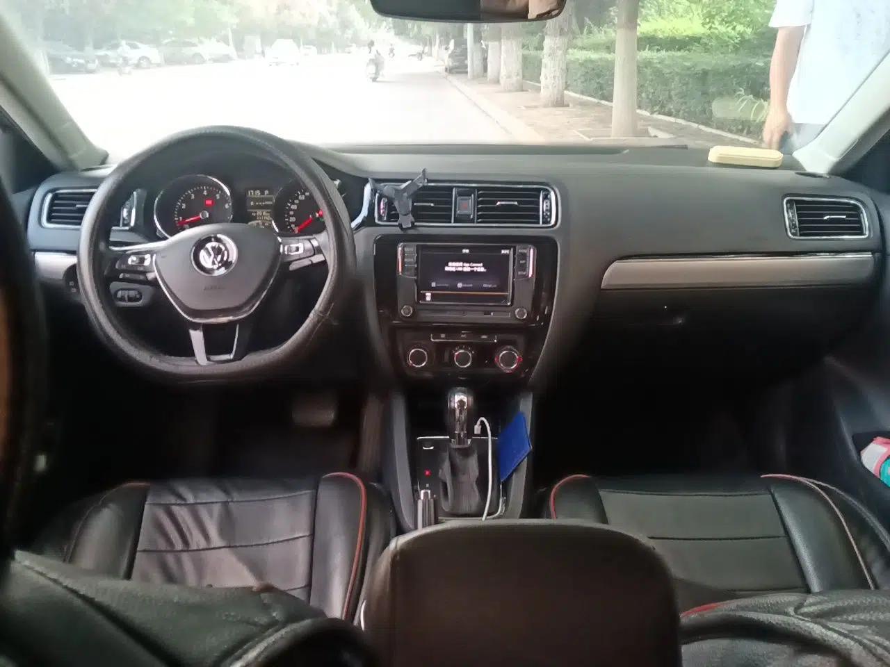 Volkswagen Sagitar 2018 1.6L Automatic Comfort Model — миниатюра 9