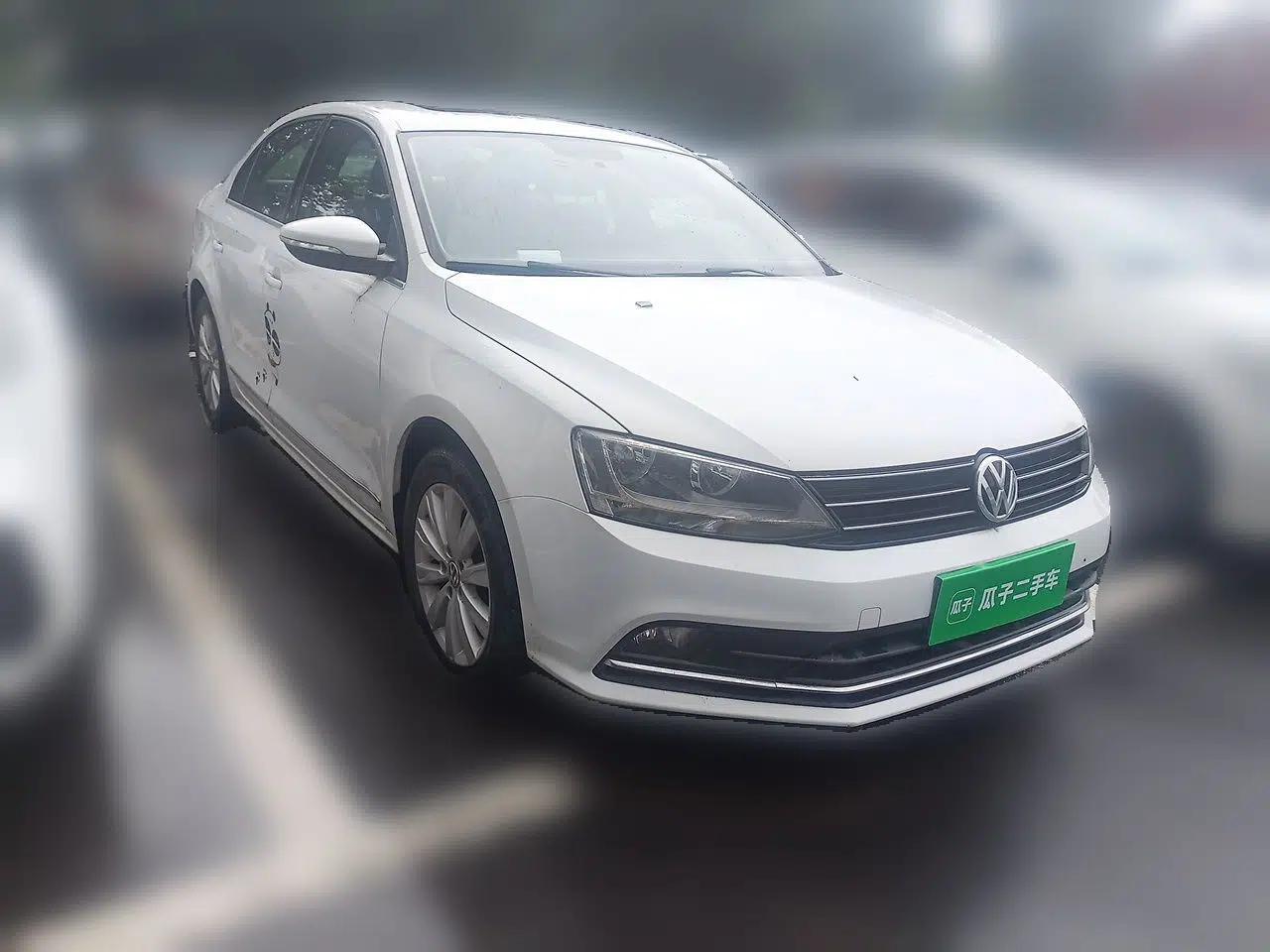 Volkswagen Sagitar 2015 1.6L Automatic Comfort Model — миниатюра 3