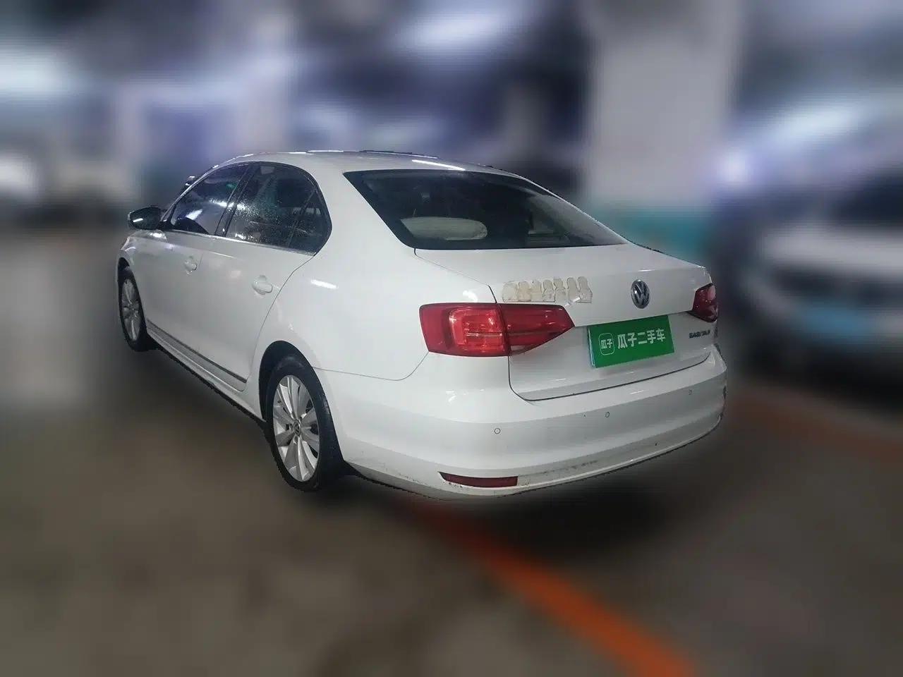 Volkswagen Sagitar 2015 1.6L Automatic Comfort Model — миниатюра 4