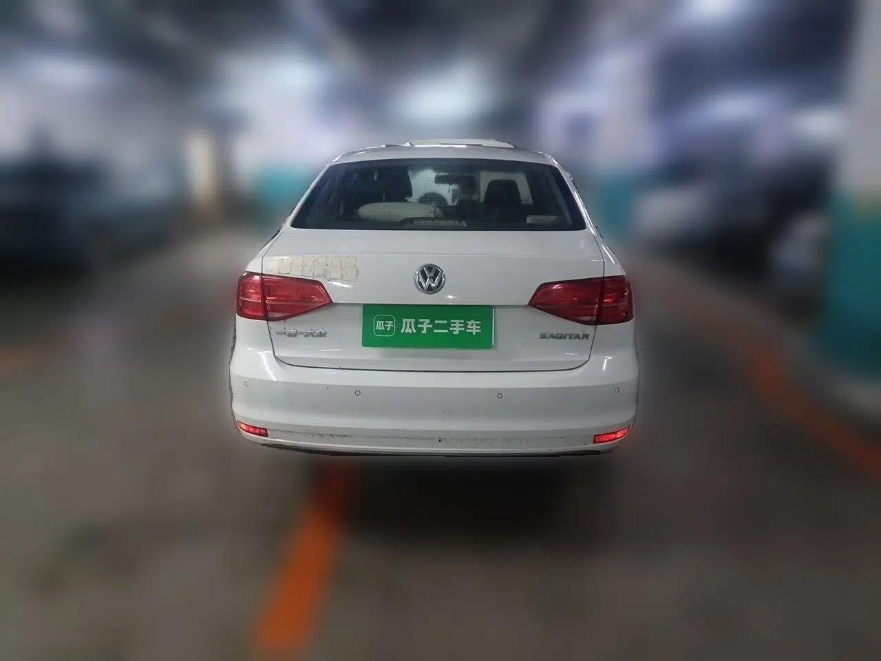 Volkswagen Sagitar 2015 1.6L Automatic Comfort Model — миниатюра 5