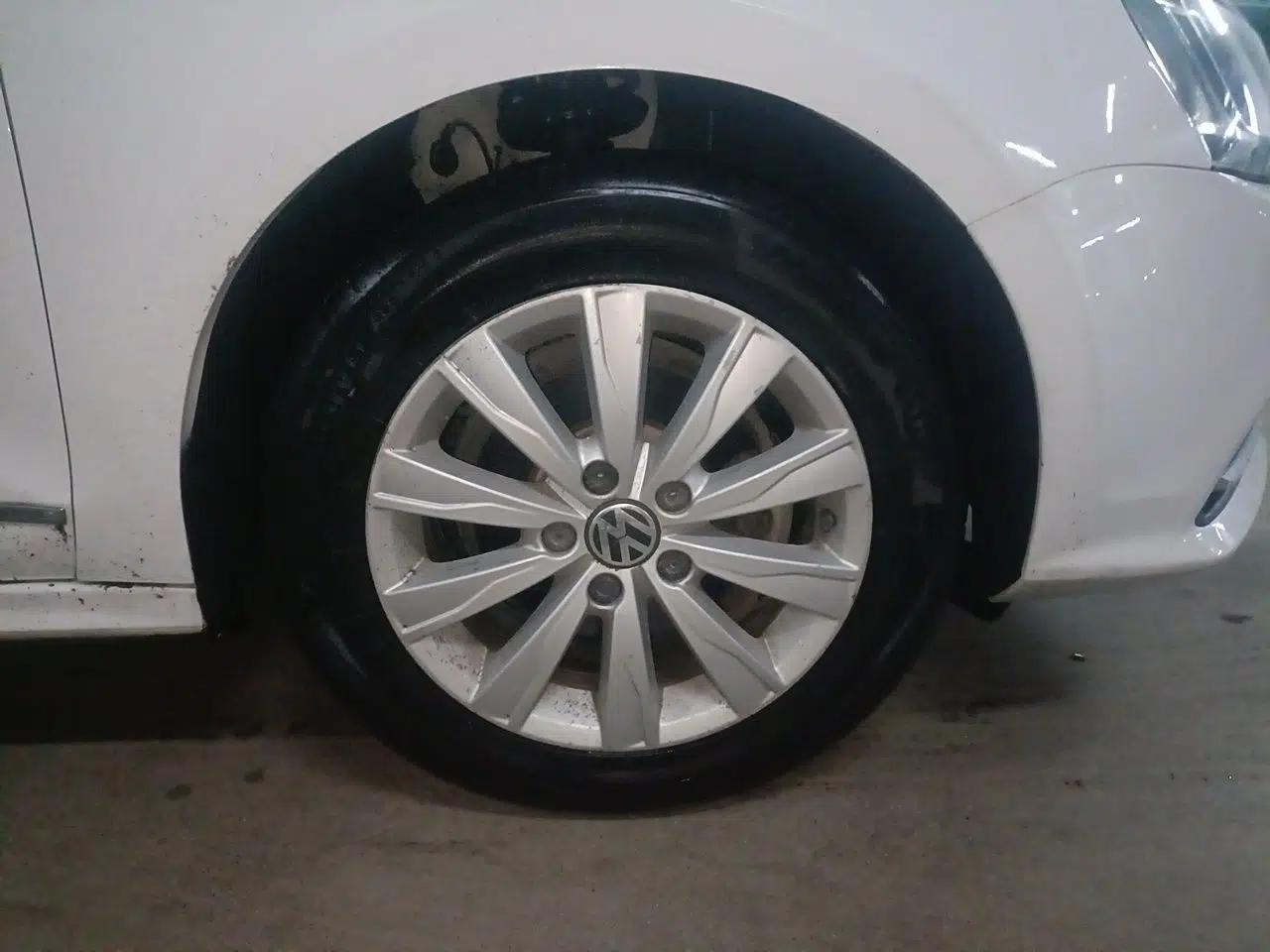 Volkswagen Sagitar 2015 1.6L Automatic Comfort Model — миниатюра 8