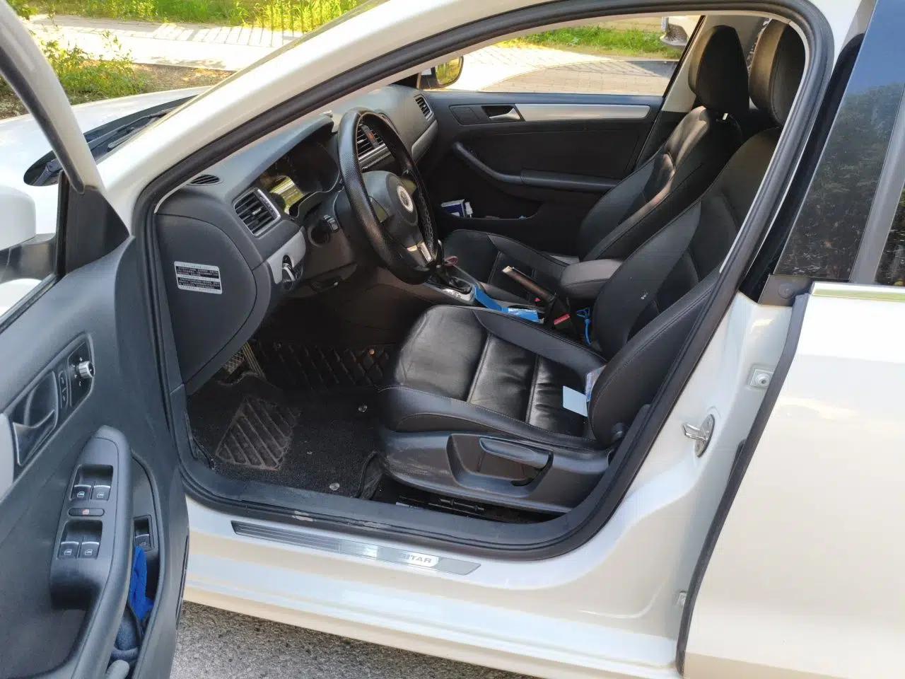 Volkswagen Sagitar 2012 1.6L Automatic Comfort Edition — миниатюра 16