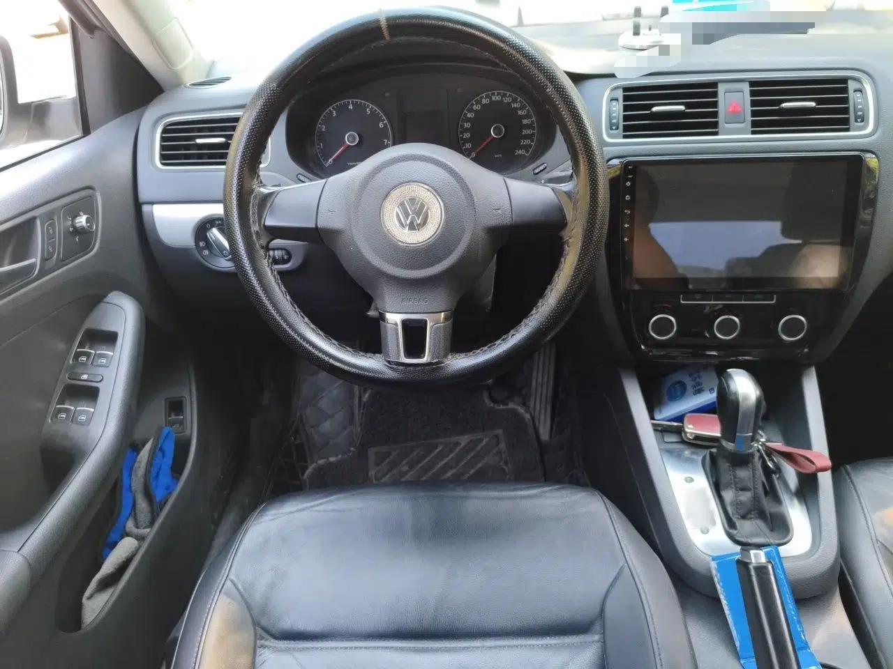 Volkswagen Sagitar 2012 1.6L Automatic Comfort Edition — миниатюра 10