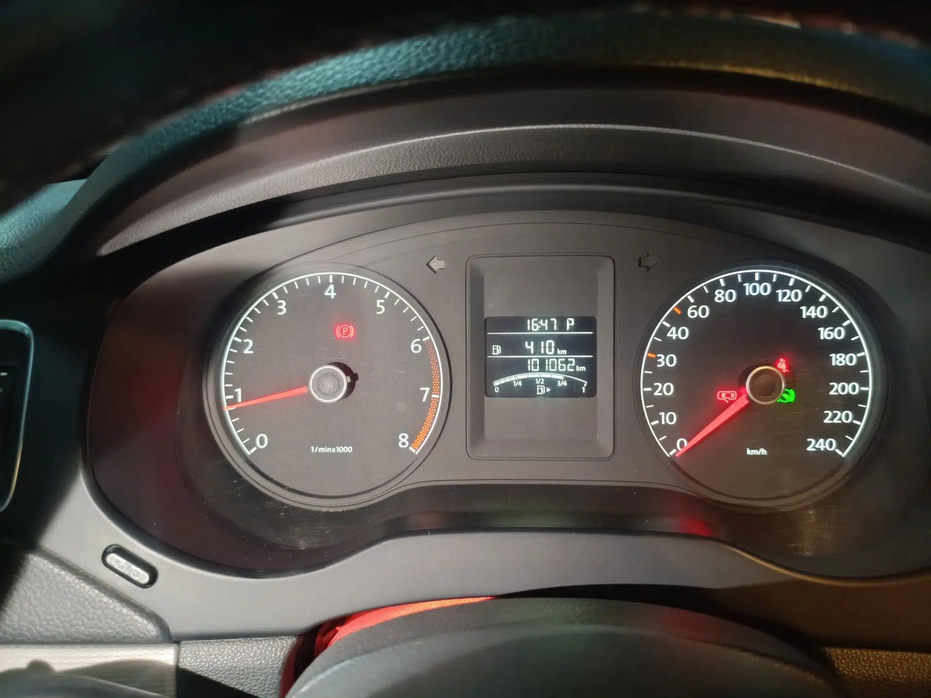 Volkswagen Sagitar 2014 1.6L Automatic Comfort Model — миниатюра 11