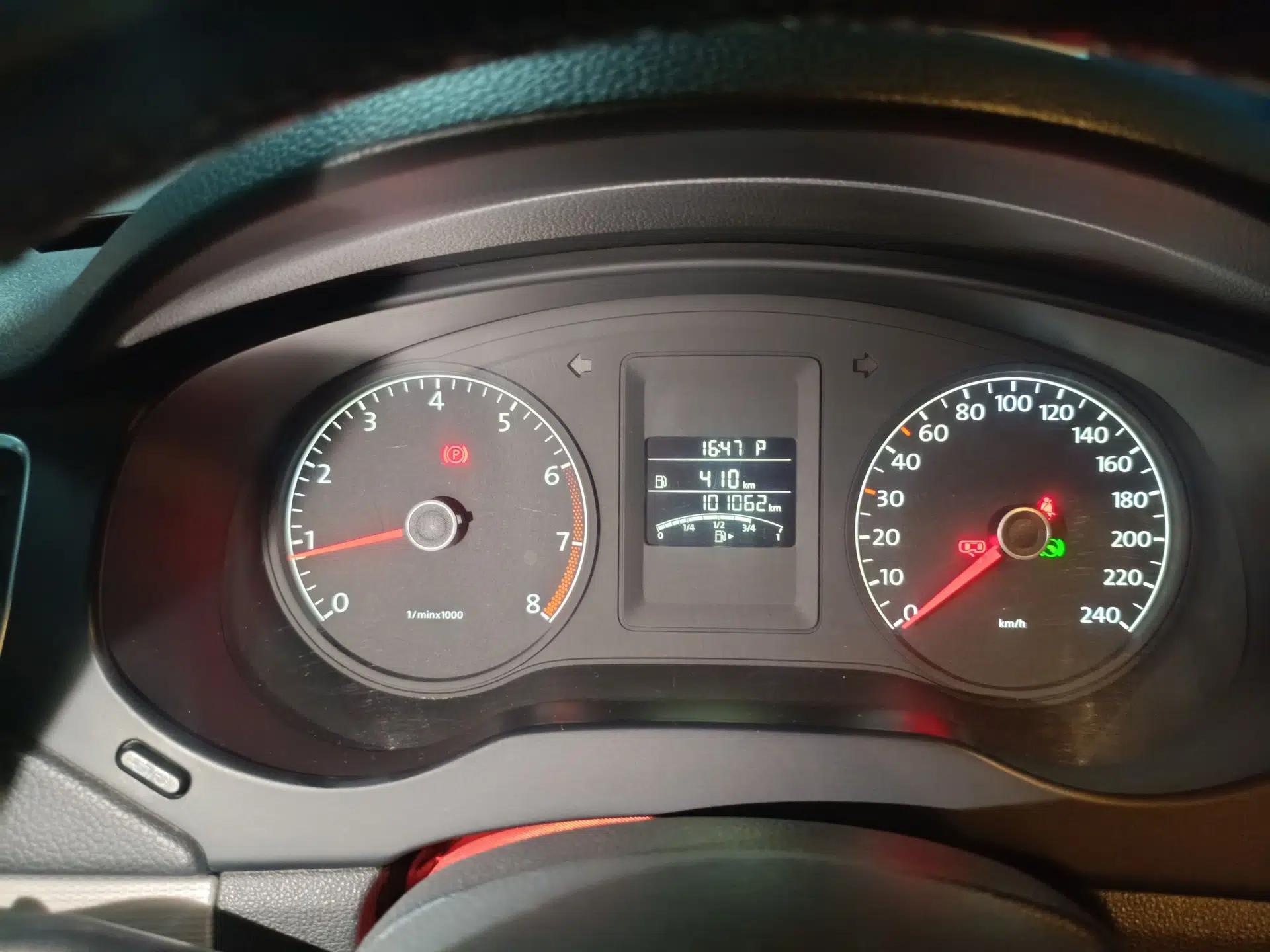 Volkswagen Sagitar 2014 1.6L Automatic Comfort Model — миниатюра 12