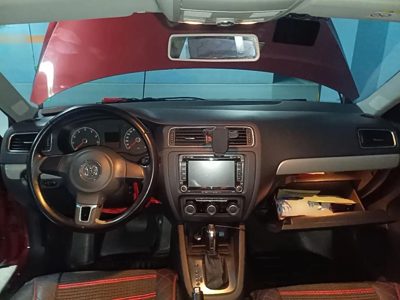 Volkswagen Sagitar 2014 1.6L Automatic Comfort Model — миниатюра 9