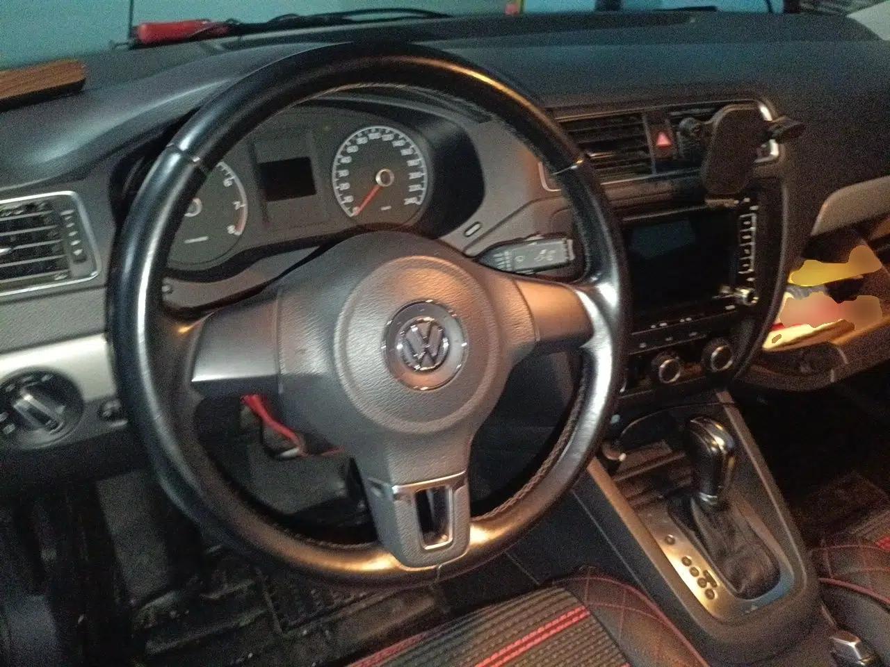 Volkswagen Sagitar 2014 1.6L Automatic Comfort Model — миниатюра 10
