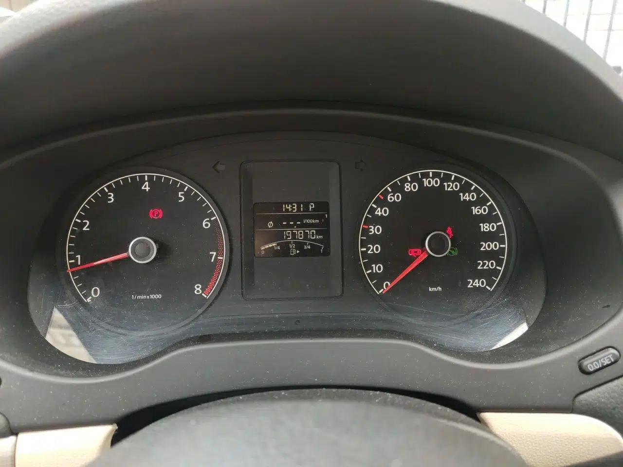 Volkswagen Sagitar 2012 1.6L Automatic Comfort Edition — миниатюра 11