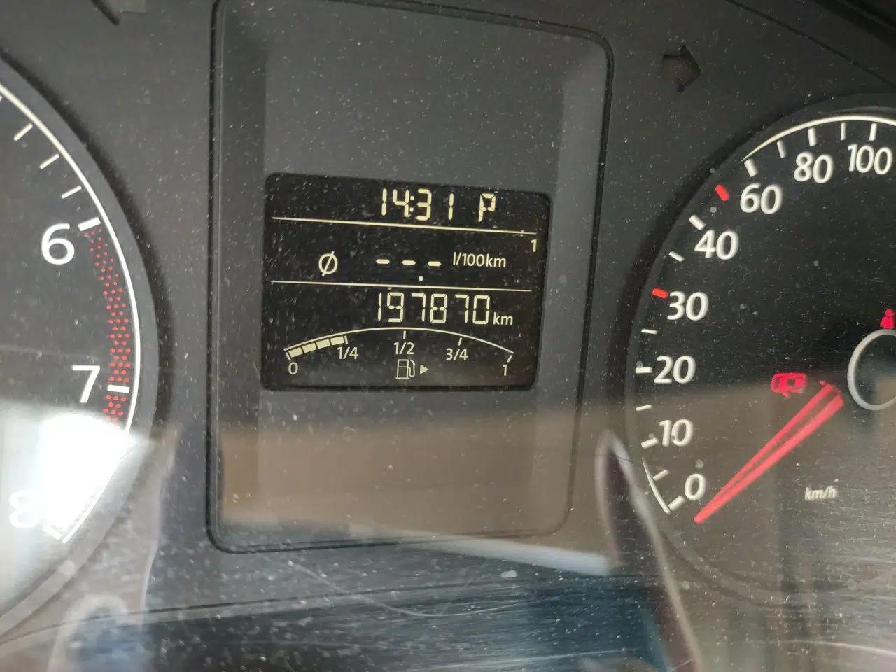 Volkswagen Sagitar 2012 1.6L Automatic Comfort Edition — миниатюра 12