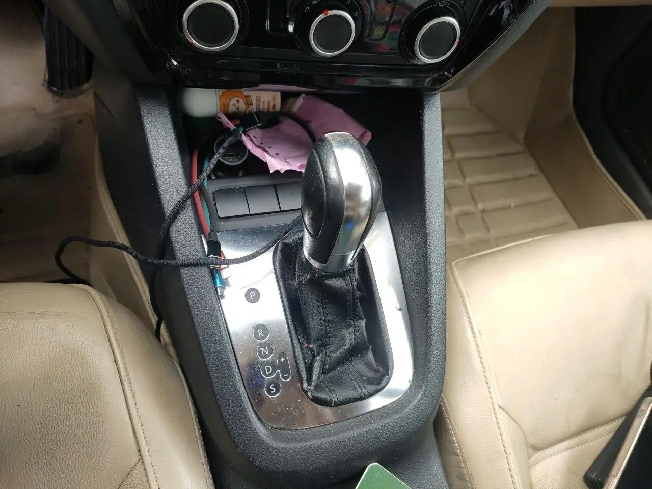 Volkswagen Sagitar 2012 1.6L Automatic Comfort Edition — миниатюра 14