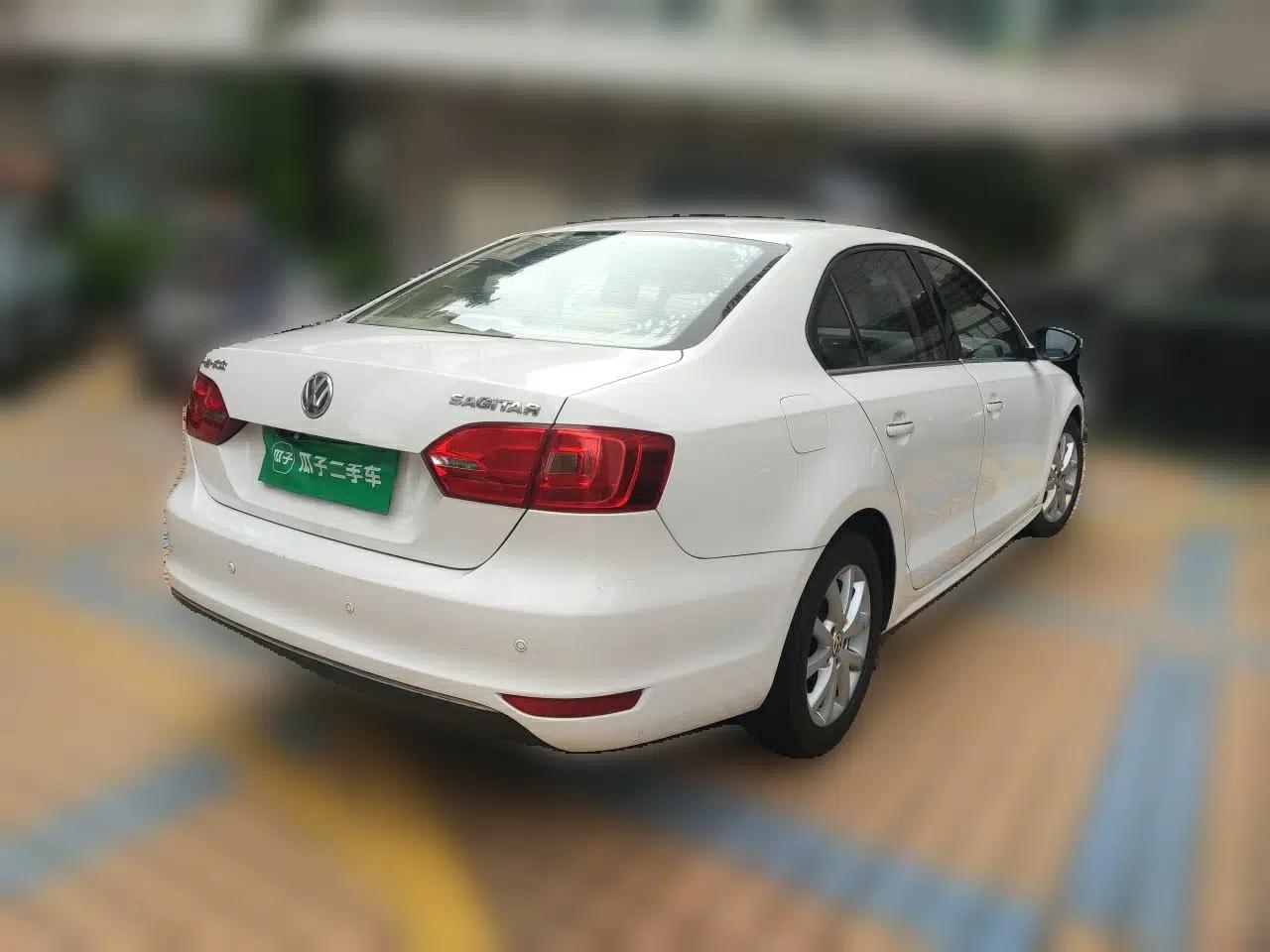 Volkswagen Sagitar 2012 1.6L Automatic Comfort Edition — миниатюра 6