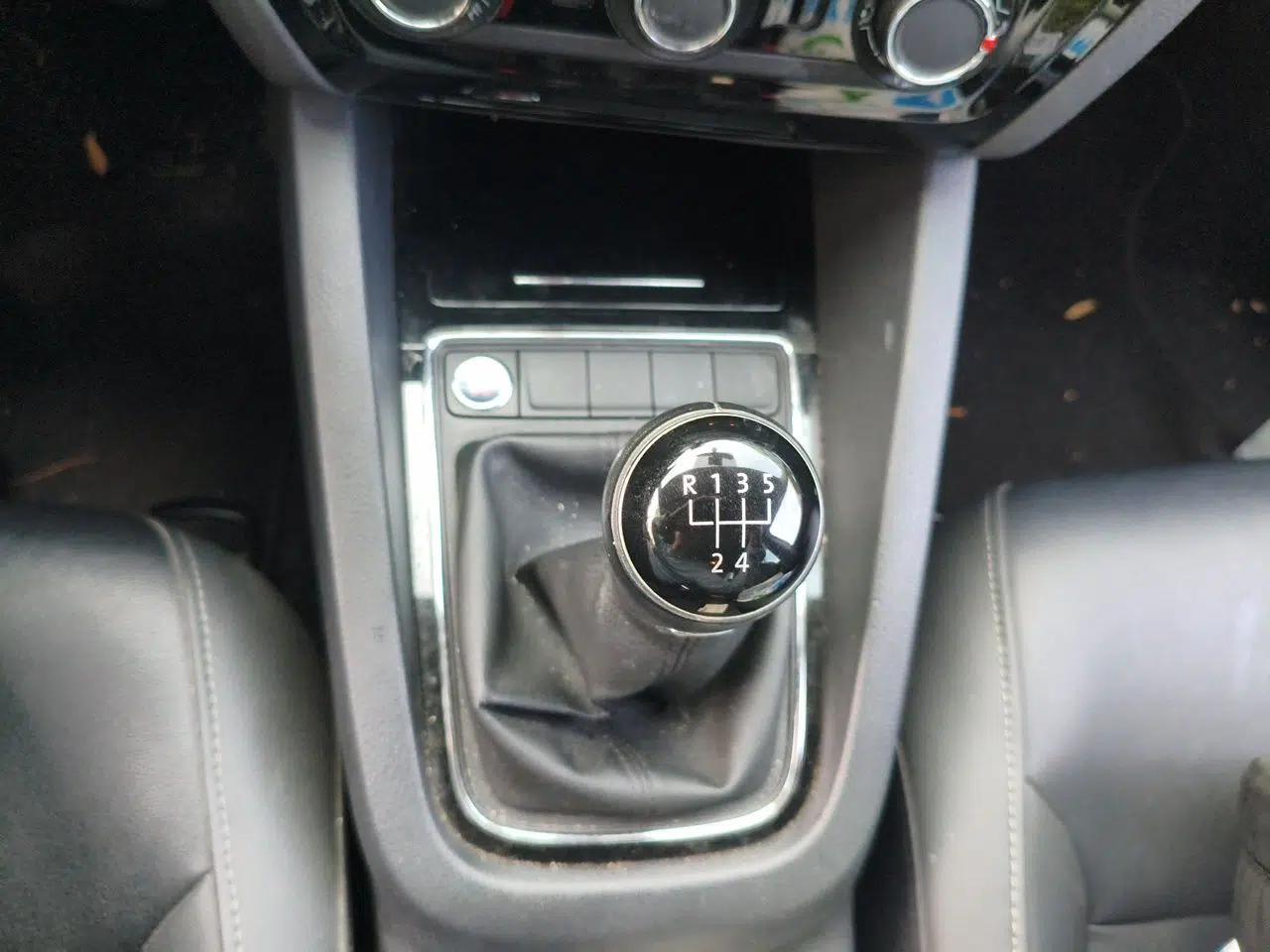 Volkswagen Sagitar 2017 230TSI Manual Comfort Model — миниатюра 14