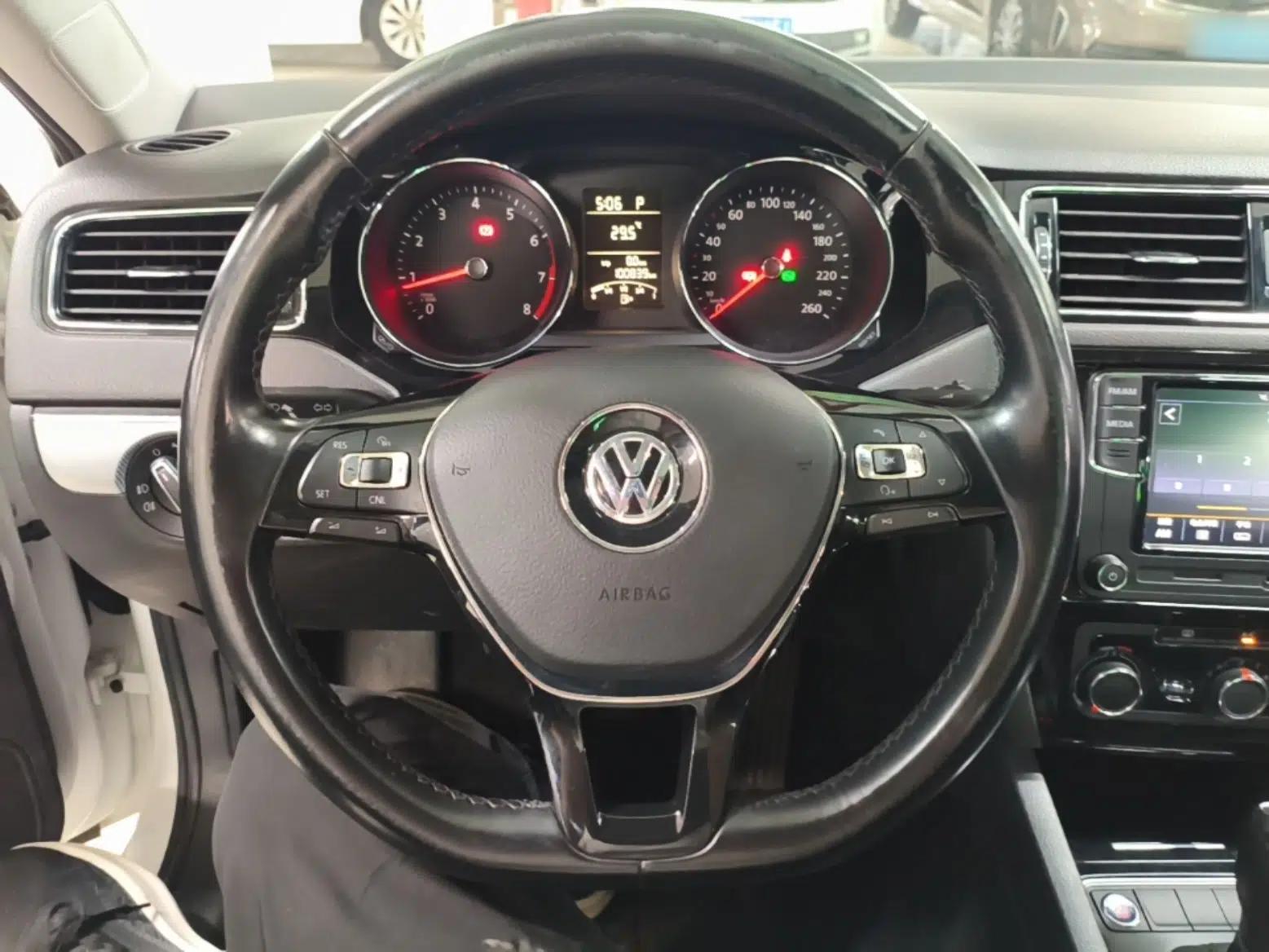 Volkswagen Sagitar 2018 1.6L Automatic Comfort Model — миниатюра 13