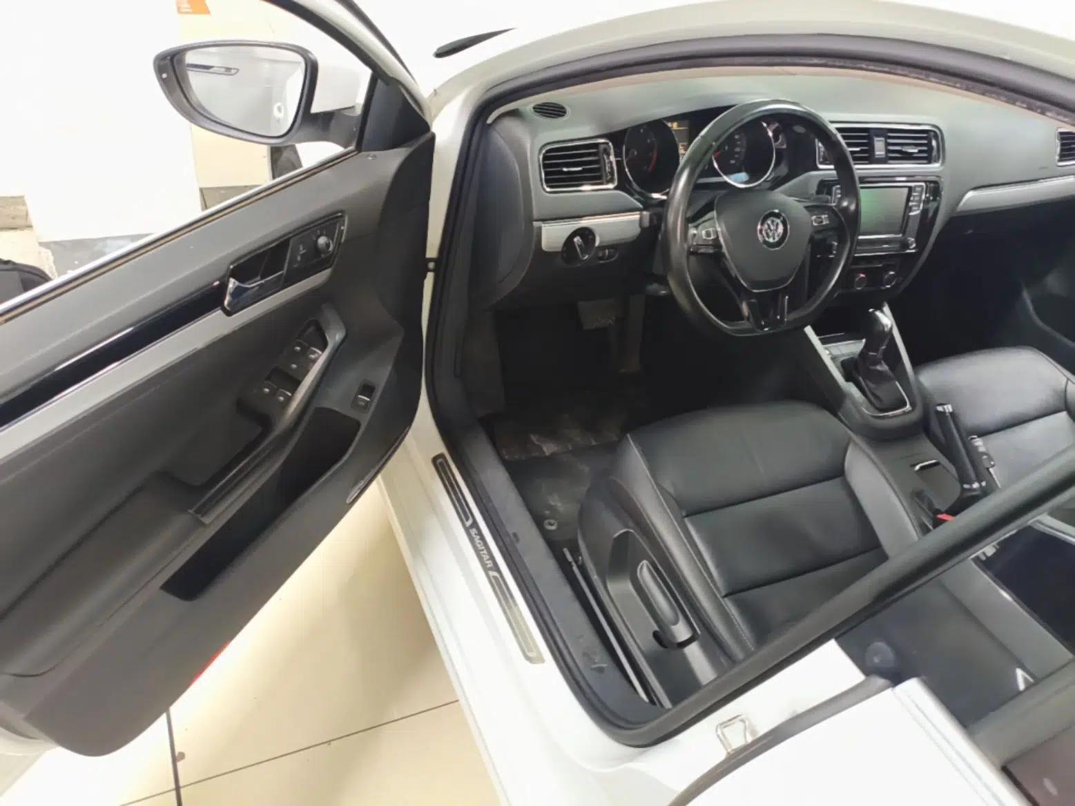 Volkswagen Sagitar 2018 1.6L Automatic Comfort Model — миниатюра 18