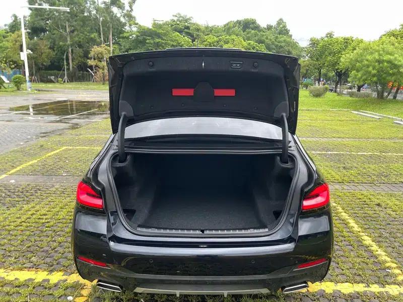2023 BMW 5 Series 530Li Leading Edition M Sport Package — миниатюра 23