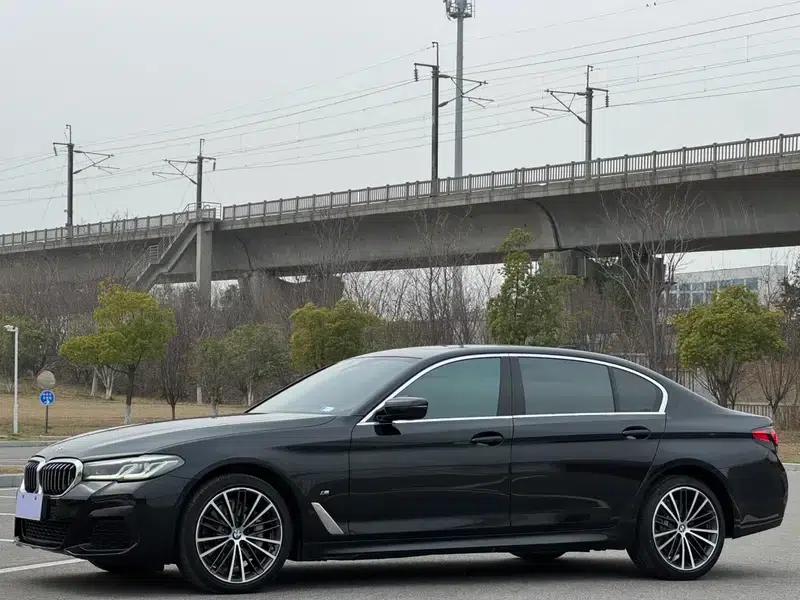 2022 BMW 5 Series 530Li Leading Edition M Sport Package — миниатюра 1