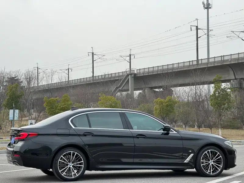 2022 BMW 5 Series 530Li Leading Edition M Sport Package — миниатюра 6