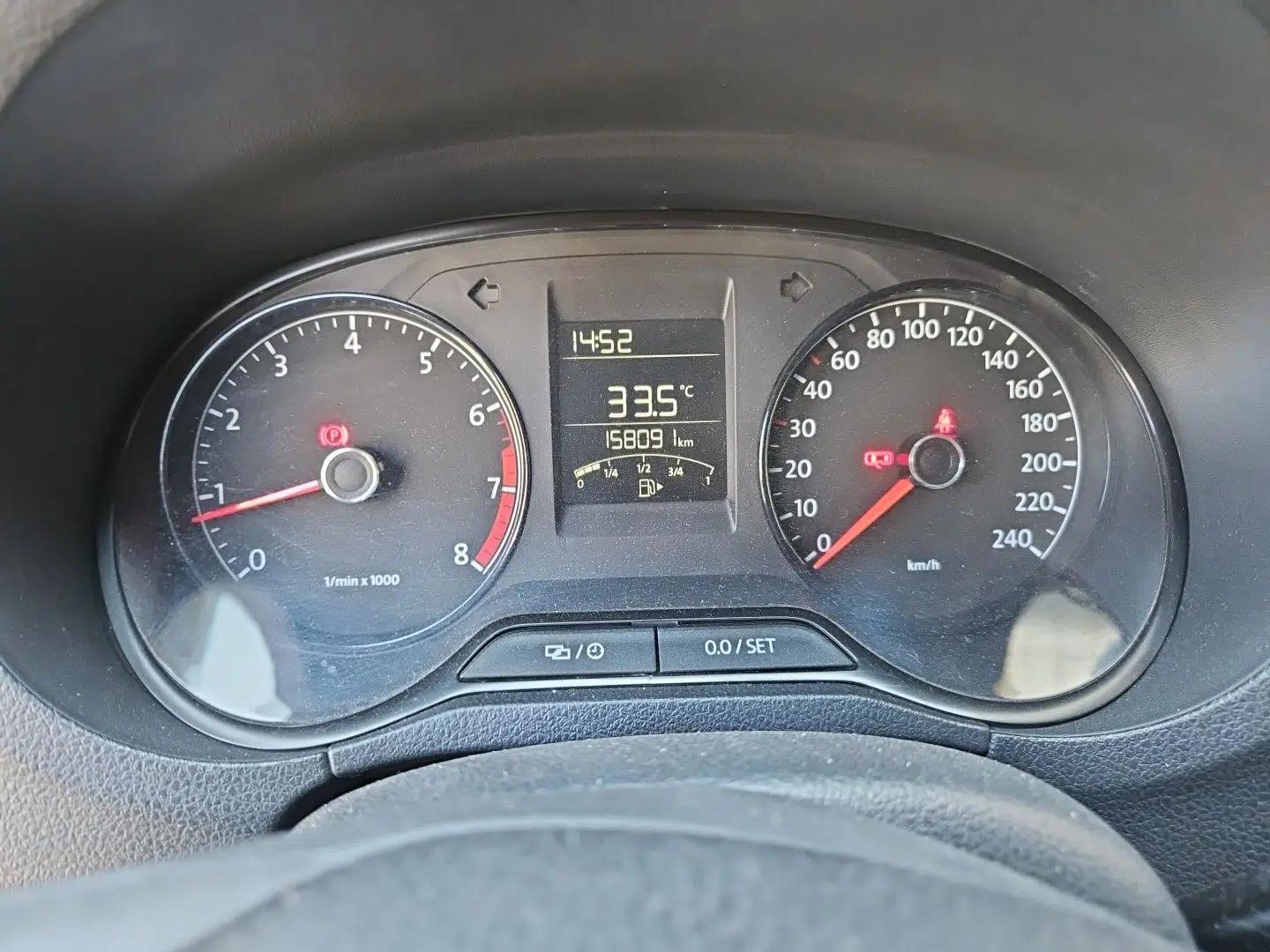 Volkswagen Polo 2014 1.4L Manual Fashion Edition — миниатюра 11
