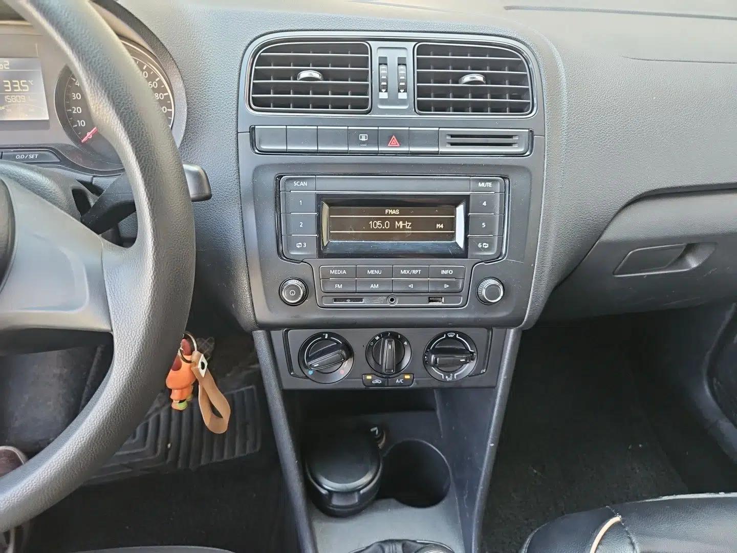 Volkswagen Polo 2014 1.4L Manual Fashion Edition — миниатюра 13