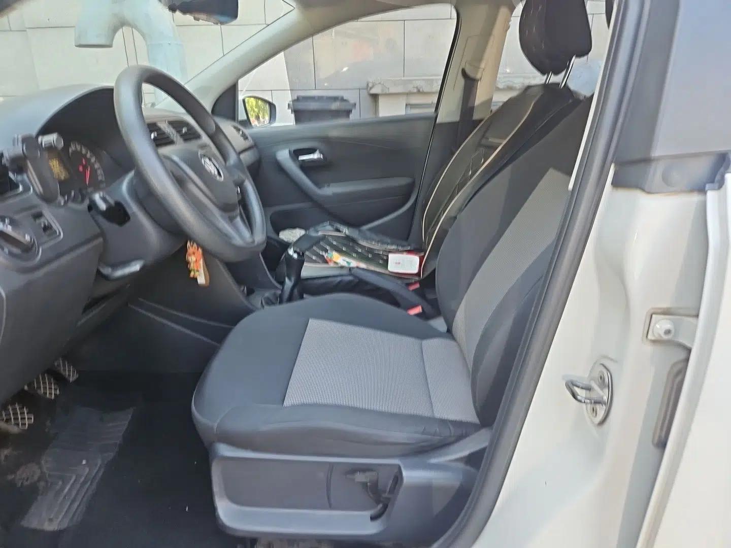 Volkswagen Polo 2014 1.4L Manual Fashion Edition — миниатюра 15