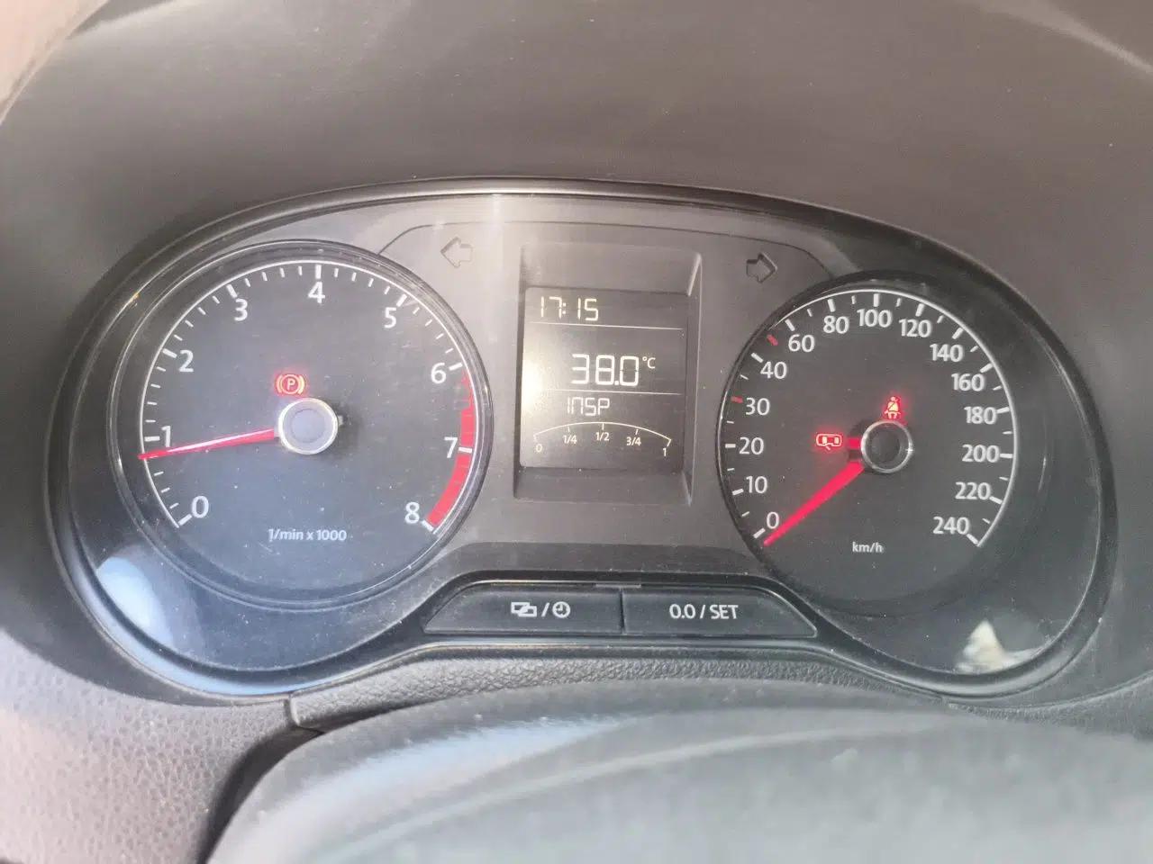 Volkswagen Polo 2014 1.4L Manual Fashion Edition — миниатюра 11