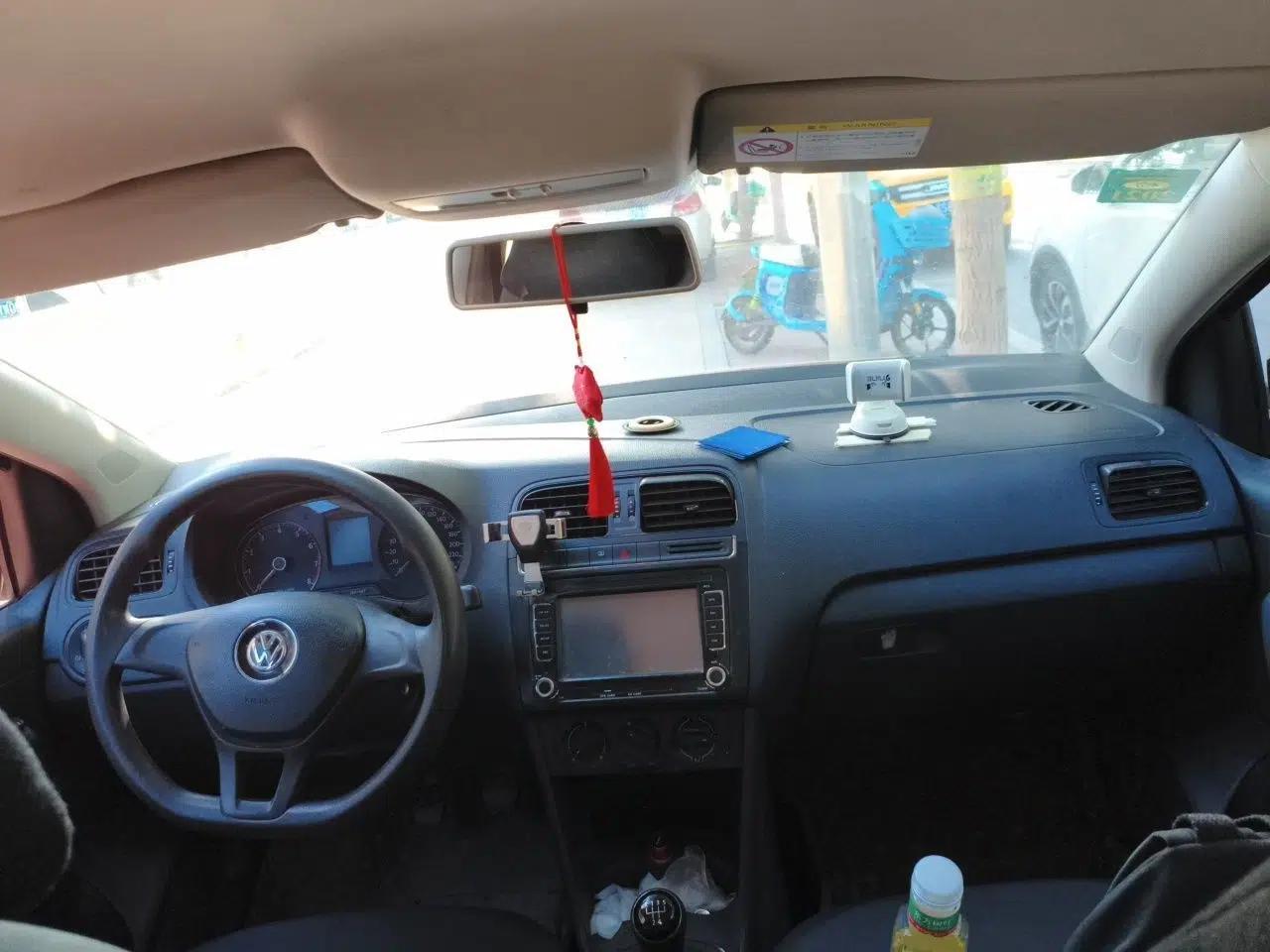 Volkswagen Polo 2014 1.4L Manual Fashion Edition — миниатюра 9