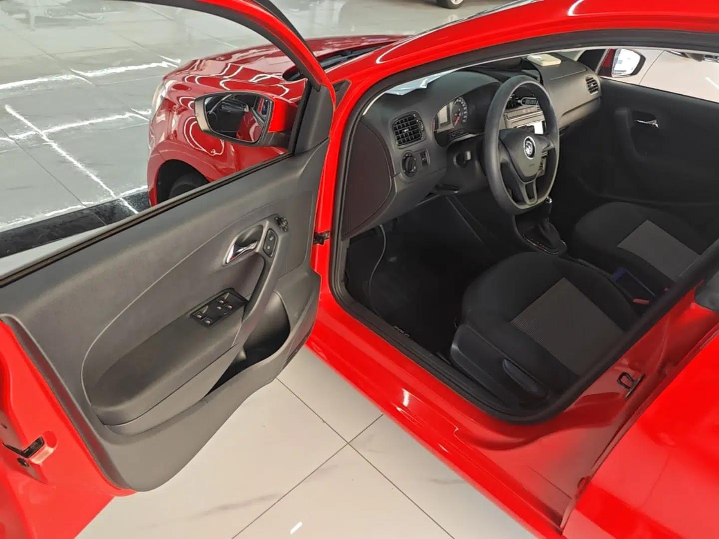 Volkswagen Polo 2016 1.4L Automatic Trendy Model — миниатюра 18