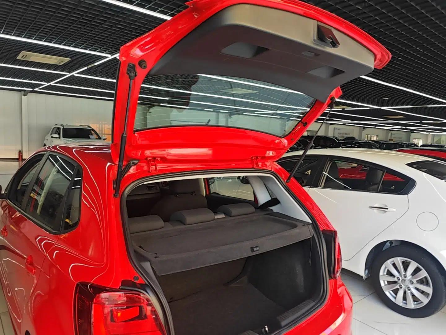 Volkswagen Polo 2016 1.4L Automatic Trendy Model — миниатюра 22