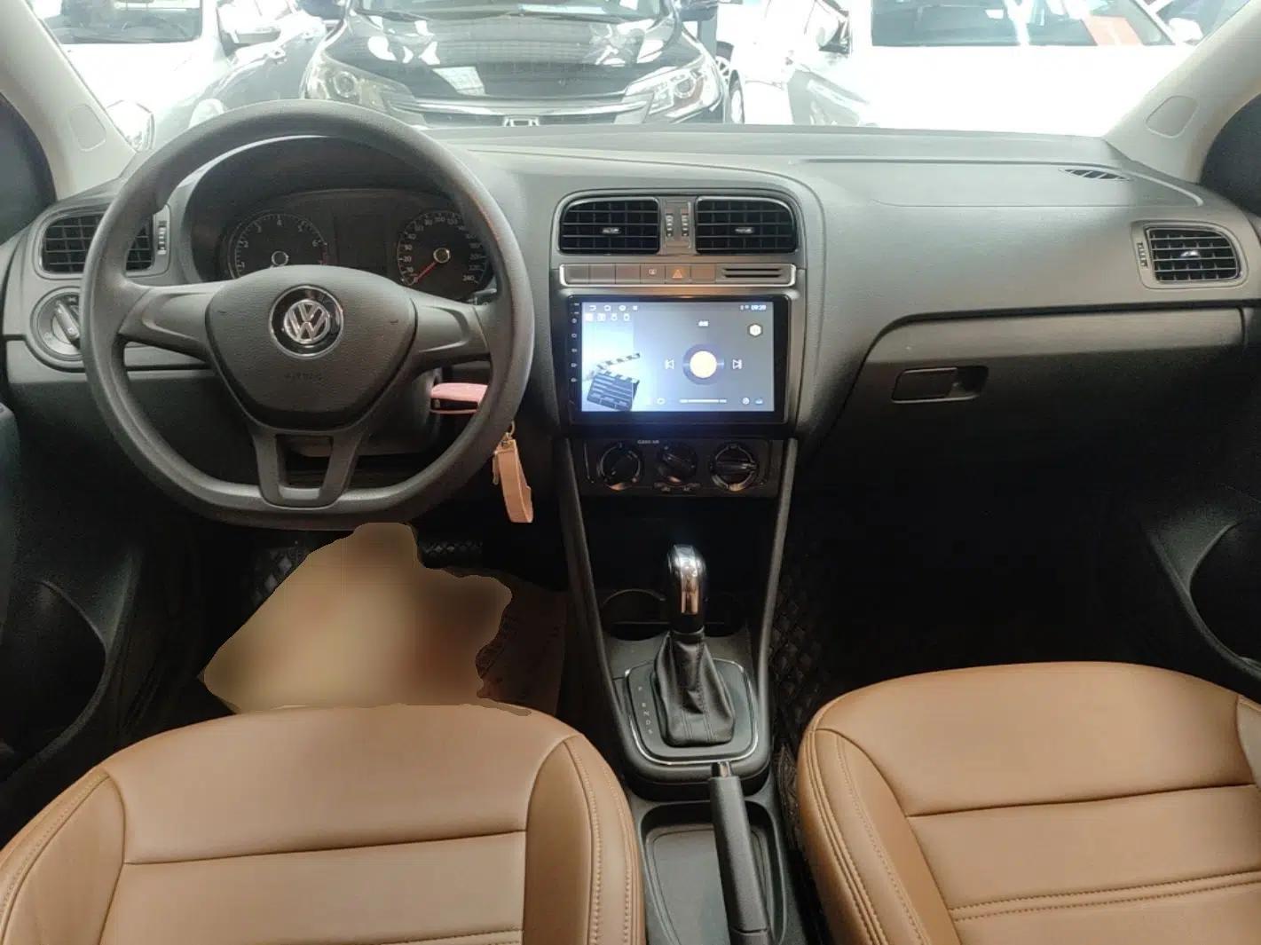 Volkswagen Polo 2016 1.4L Automatic Trendy Model — миниатюра 12