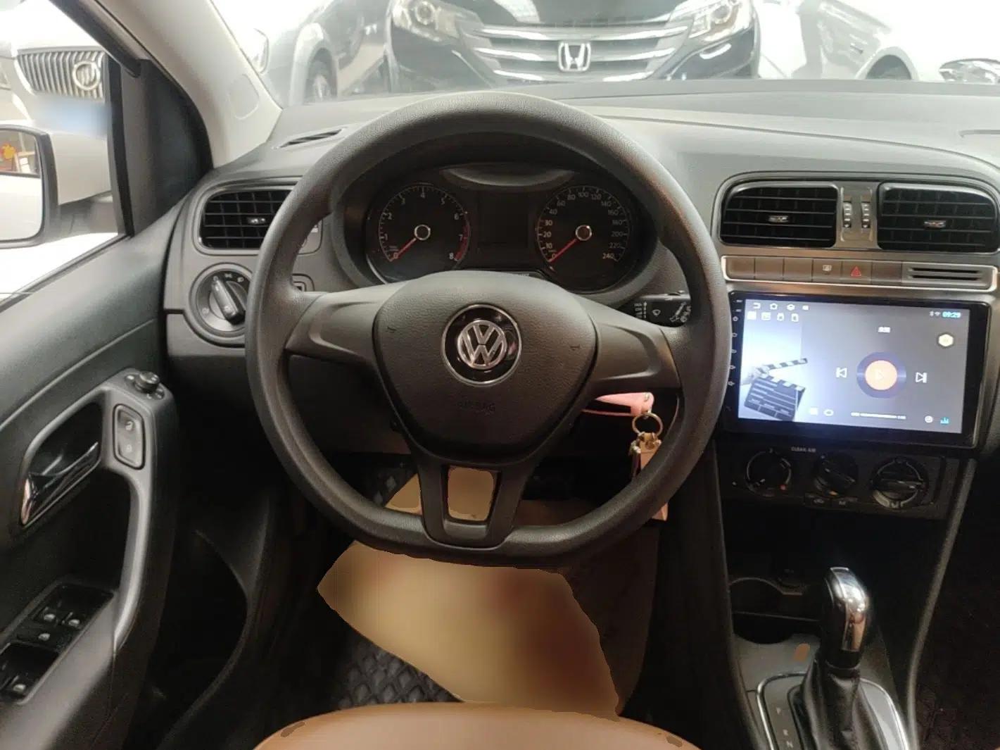 Volkswagen Polo 2016 1.4L Automatic Trendy Model — миниатюра 13