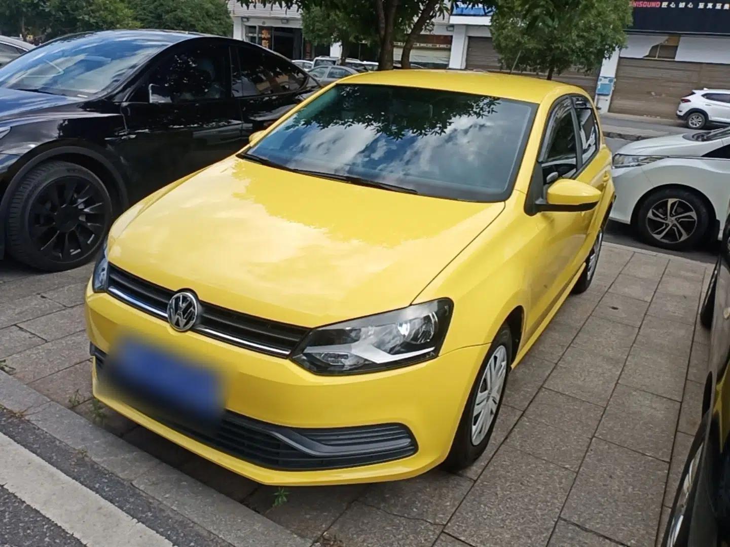 Volkswagen Polo 2016 1.4L Automatic Trendy Model — миниатюра 1