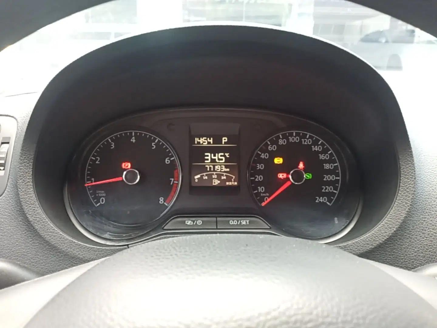 Volkswagen Polo 2016 1.4L Automatic Trendy Model — миниатюра 14