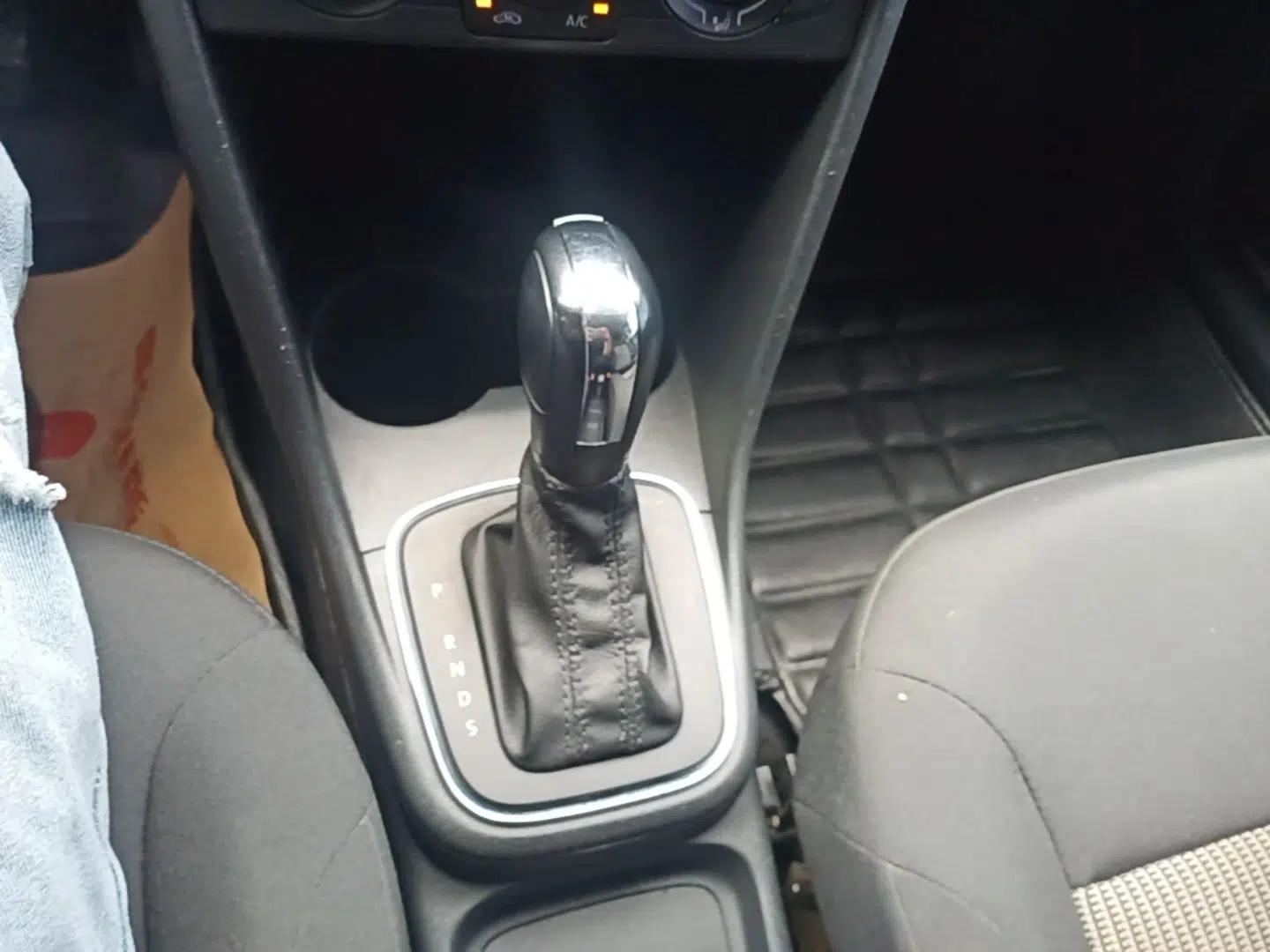 Volkswagen Polo 2016 1.4L Automatic Trendy Model — миниатюра 16