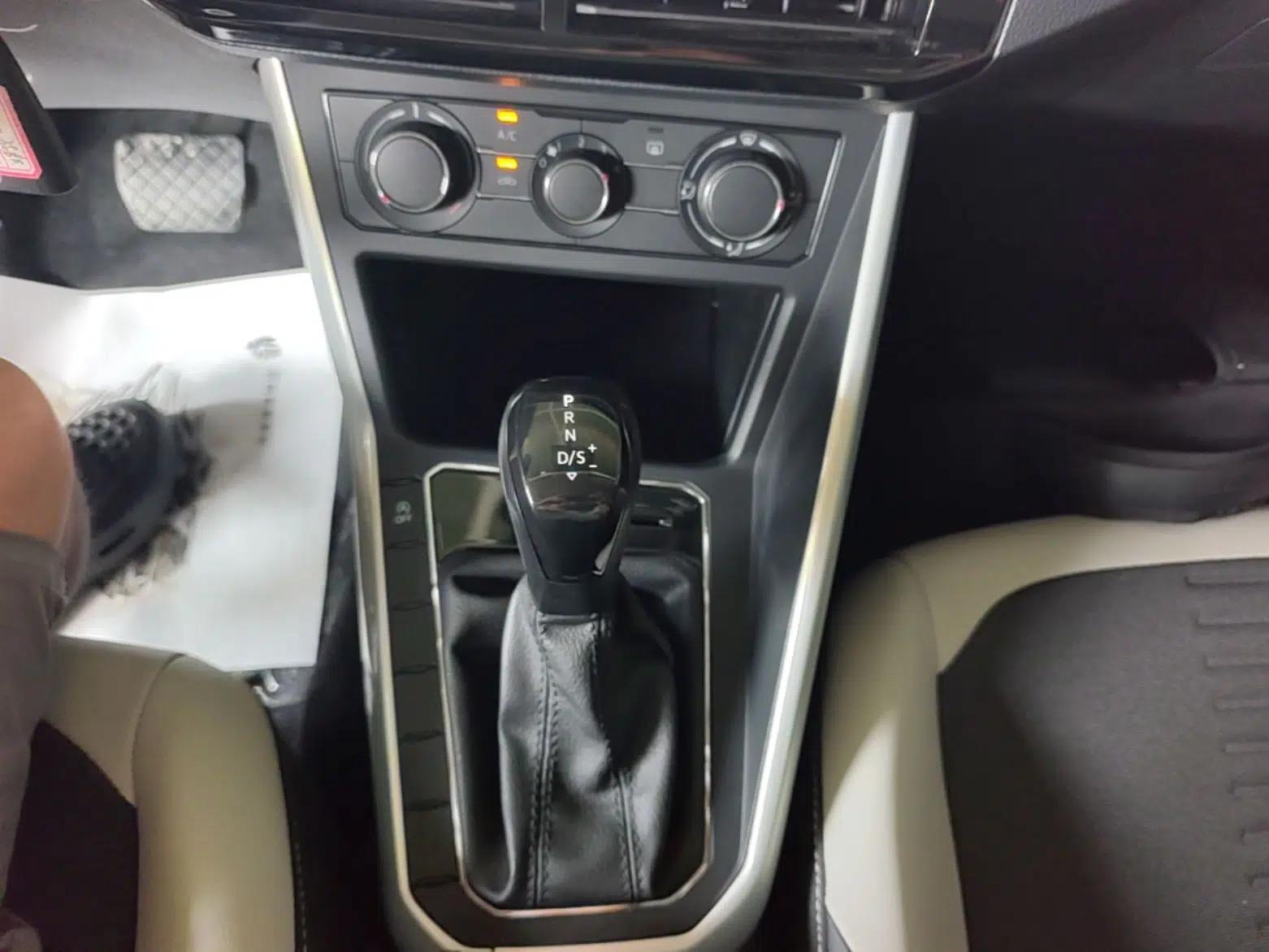 Volkswagen Polo 2019 Plus 1.5L Automatic Colorful Technology Edition — миниатюра 16