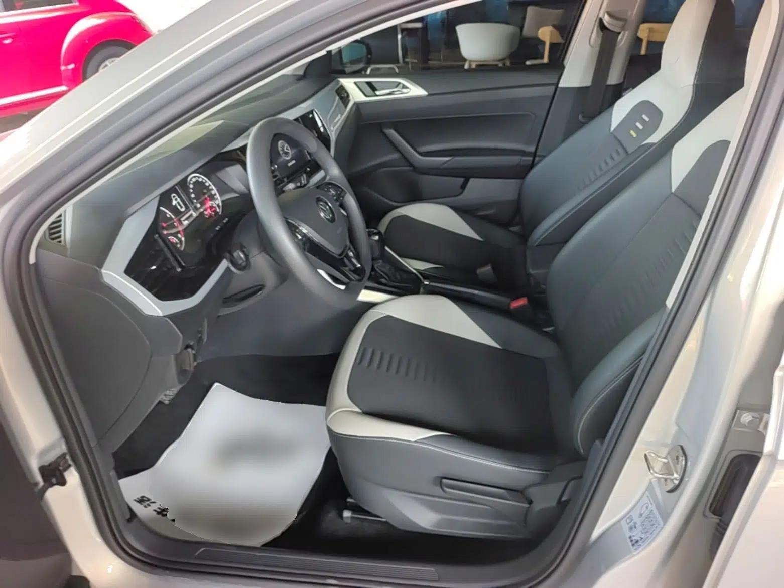 Volkswagen Polo 2019 Plus 1.5L Automatic Colorful Technology Edition — миниатюра 17