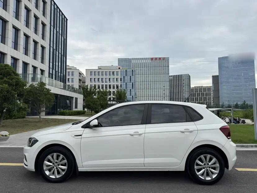 Volkswagen Polo 2019 Plus 1.5L Automatic Colorful Technology Edition — миниатюра 14