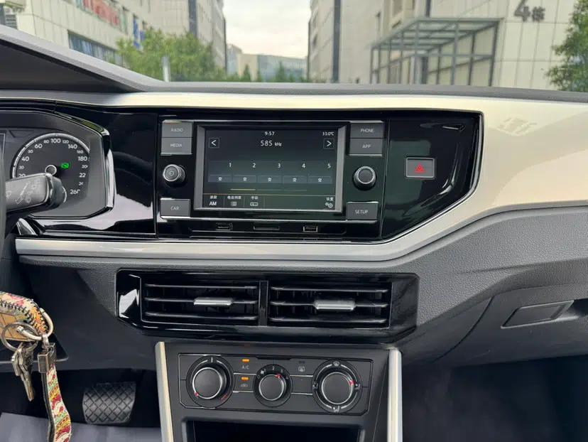Volkswagen Polo 2019 Plus 1.5L Automatic Colorful Technology Edition — миниатюра 24