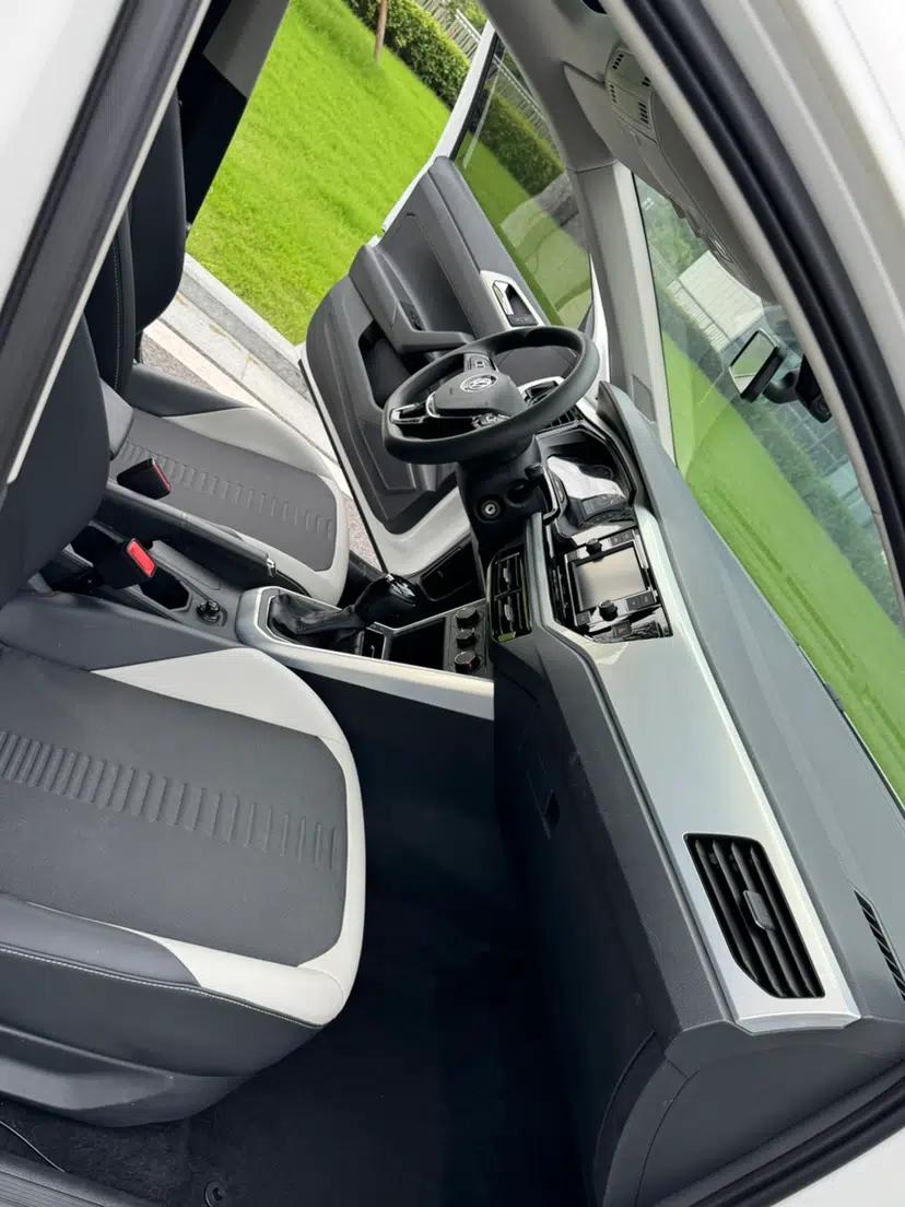 Volkswagen Polo 2019 Plus 1.5L Automatic Colorful Technology Edition — миниатюра 28
