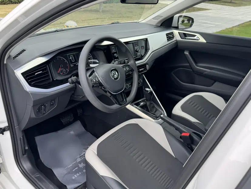 Volkswagen Polo 2019 Plus 1.5L Automatic Colorful Technology Edition — миниатюра 32
