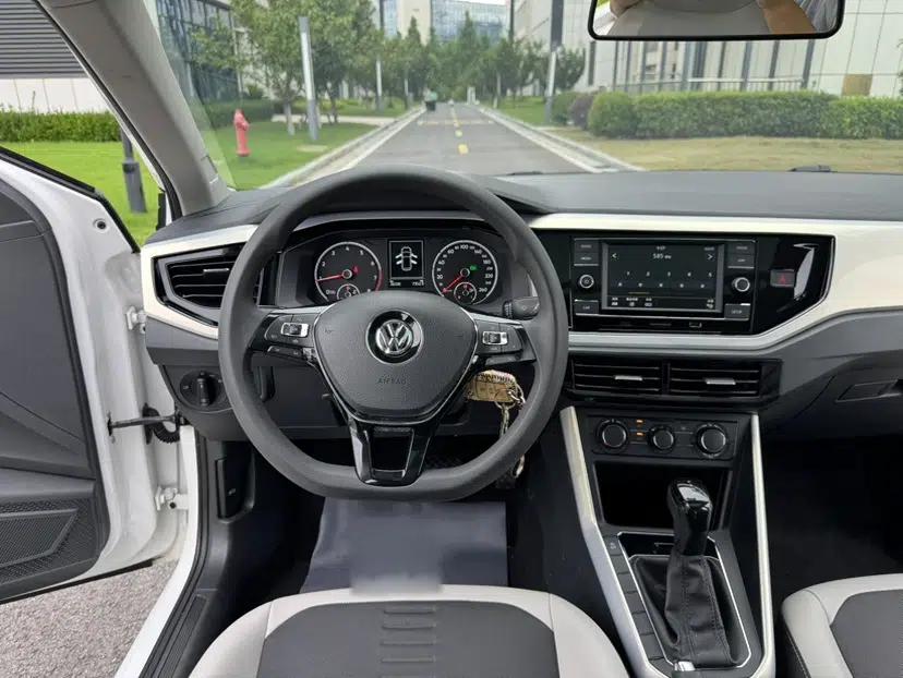 Volkswagen Polo 2019 Plus 1.5L Automatic Colorful Technology Edition — миниатюра 35