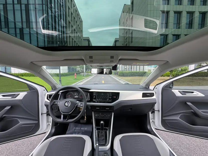 Volkswagen Polo 2019 Plus 1.5L Automatic Colorful Technology Edition — миниатюра 38