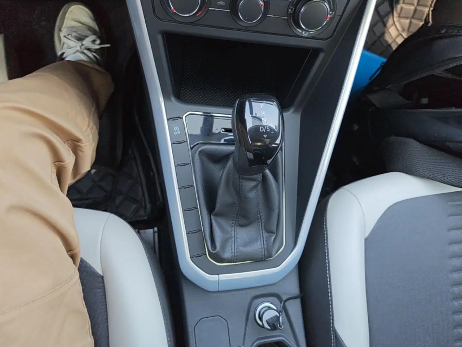 Volkswagen Polo 2019 Plus 1.5L Automatic Colorful Technology Edition — миниатюра 21