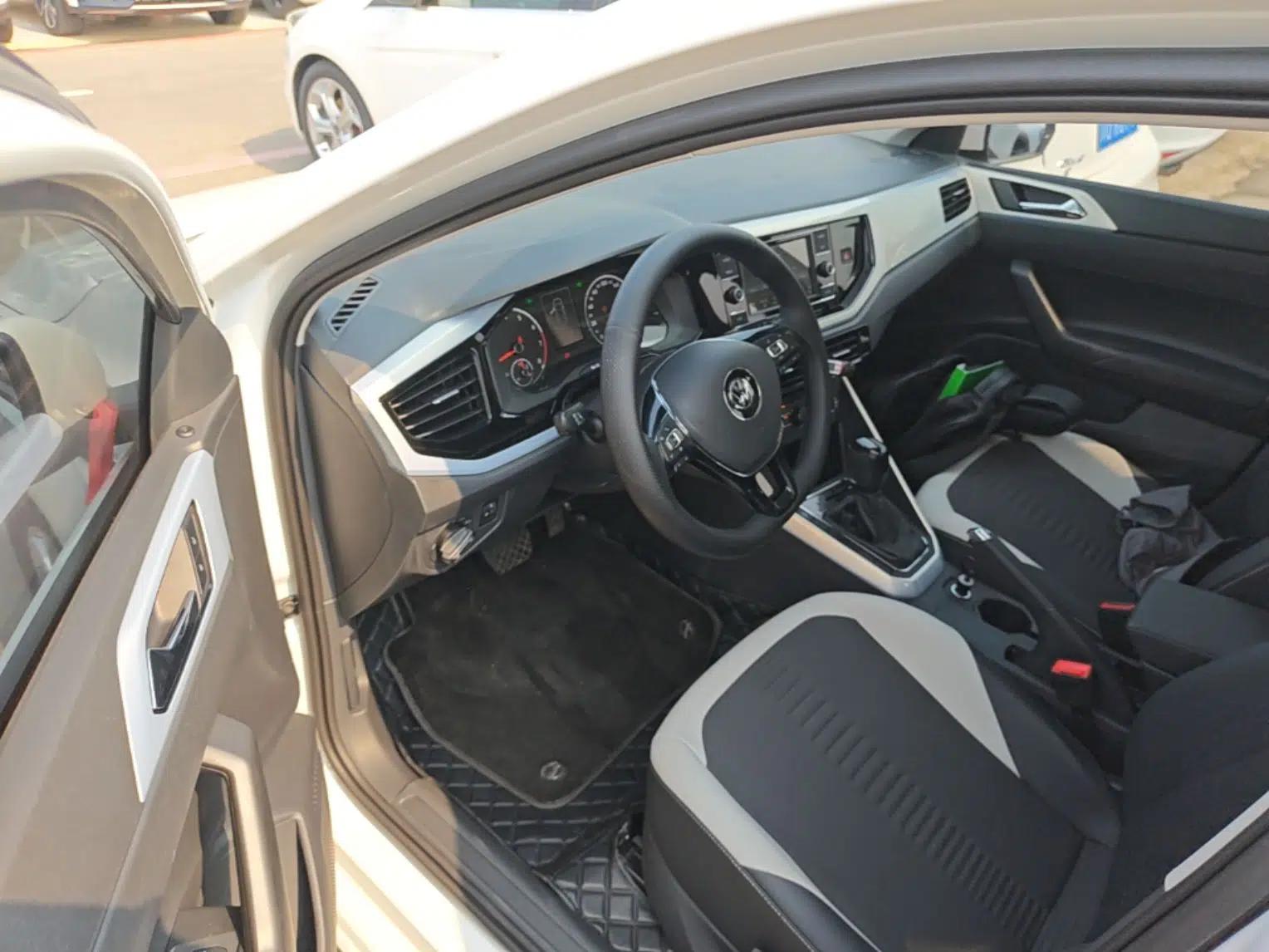 Volkswagen Polo 2019 Plus 1.5L Automatic Colorful Technology Edition — миниатюра 23