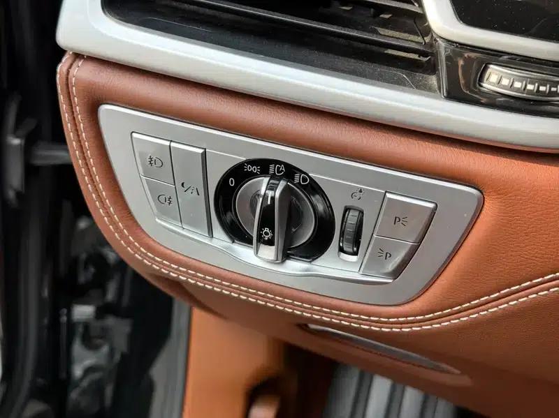 2017 BMW 7 Series M760Li xDrive — миниатюра 10